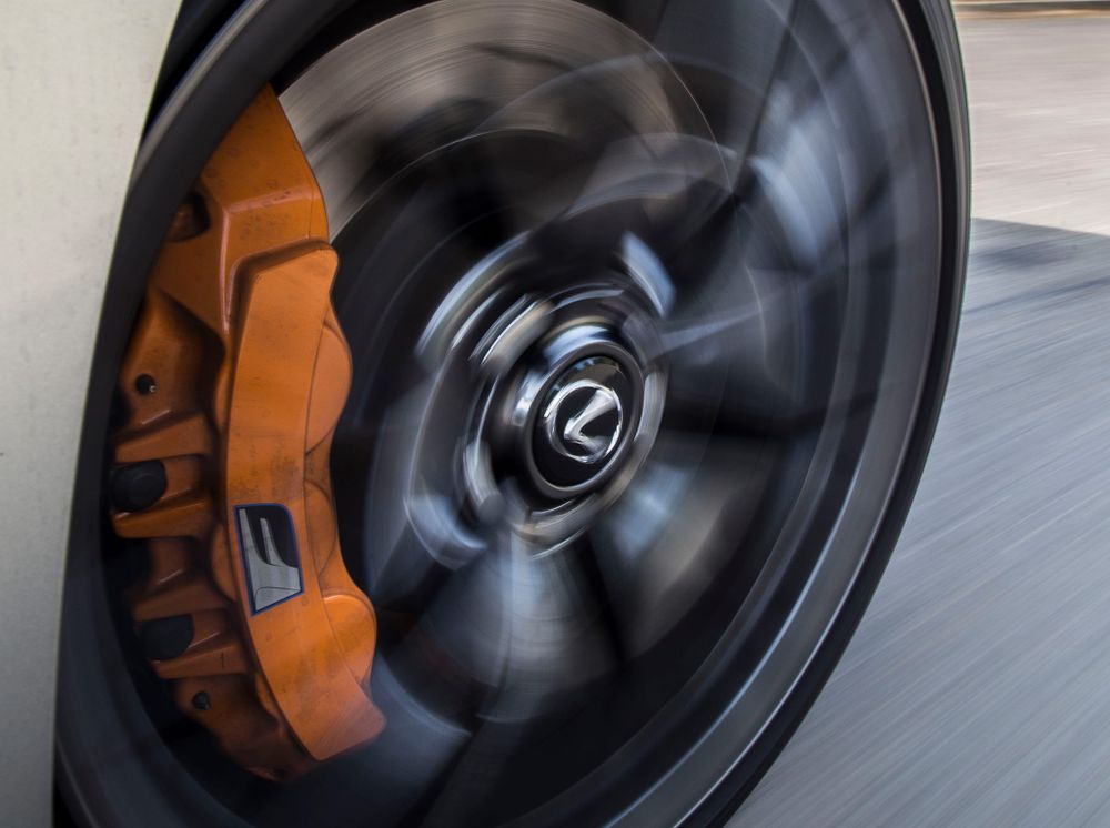 Защо понякога колелата сякаш се въртят на обратно?